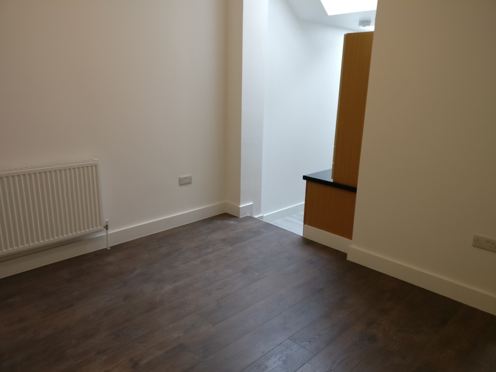 Large 2 Bedroom Garden Flat