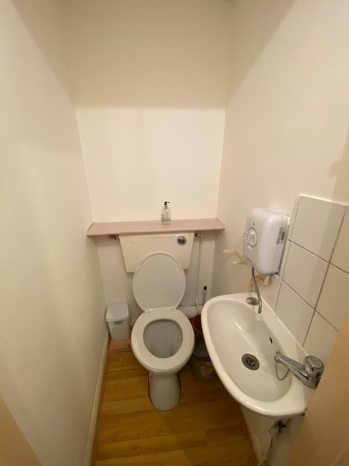 Single Studio Near Tube