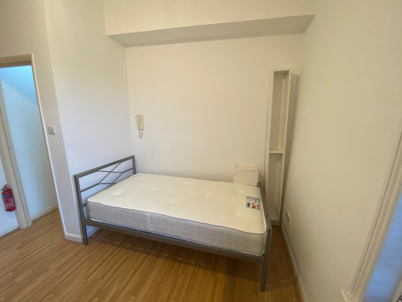 Single Studio Near Tube