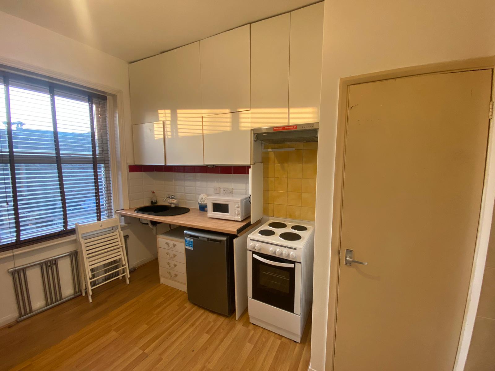 Single Studio Near Tube